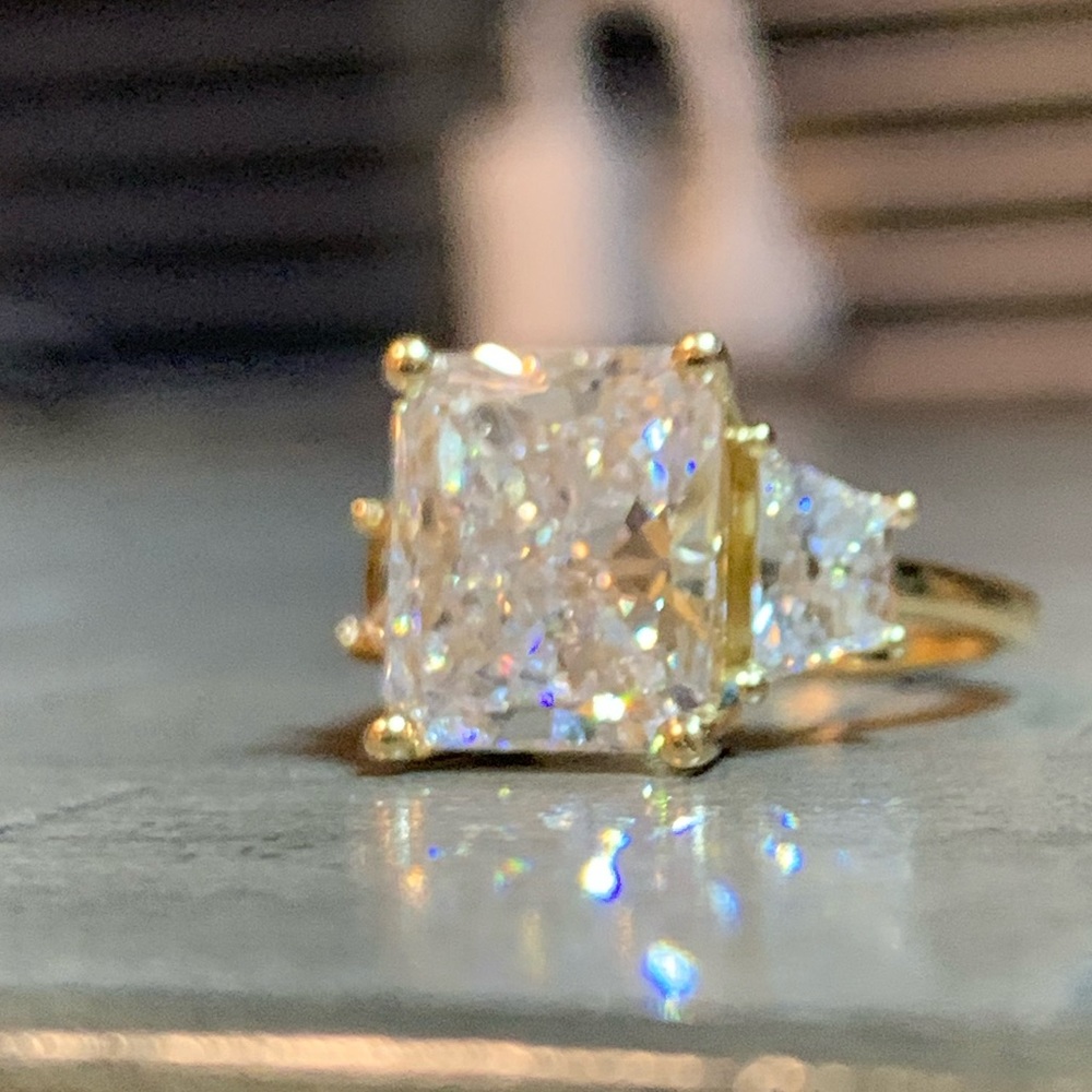 18k Spectacular 4.70Ct Diamond Ring - Picture 8 of 14